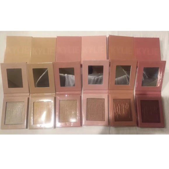 Kylie Jenner blush and highlighter - Picture 3 of 4